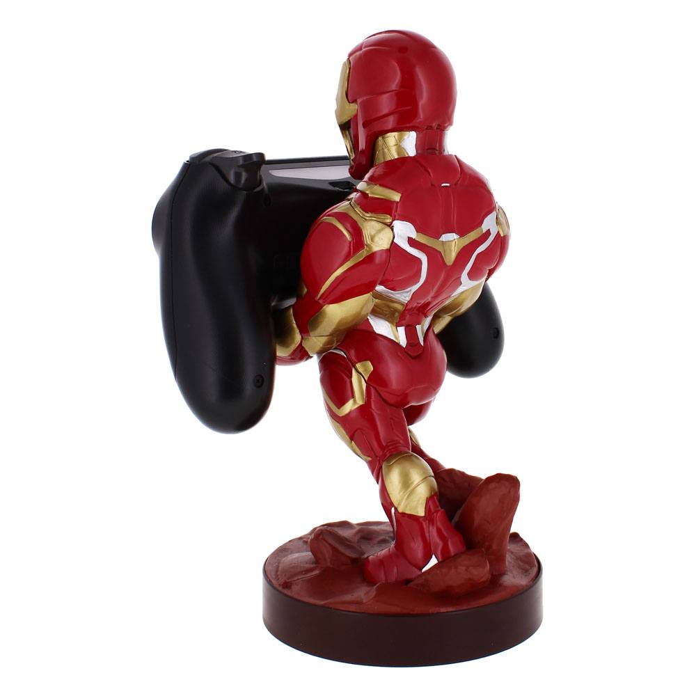 Iron Man Cablesguy en action, chargeant une manette DualShock 4
