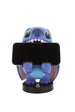 Cable Guys Stitch 21cm posé sur un bureau avec manette et smartphone
