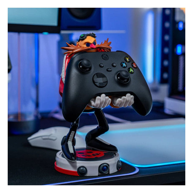 Cable Guy Dr Eggman Modern Sonic de profil, supportant un smartphone
