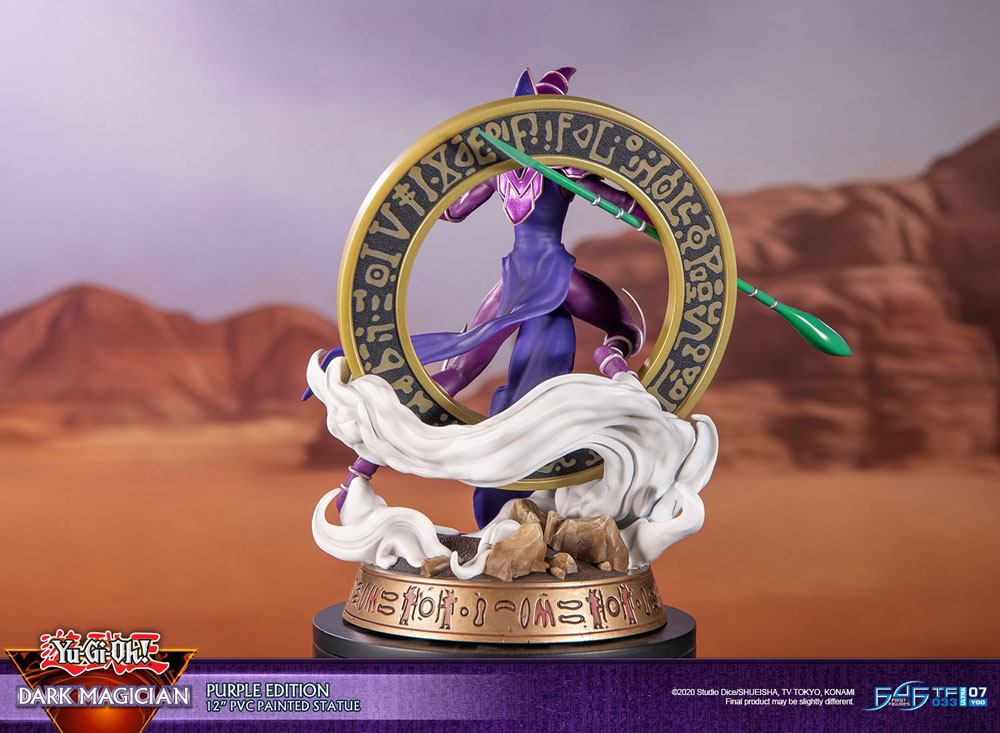 Vue arrière de la figurine Yu-Gi-Oh! Dark Magician Purple