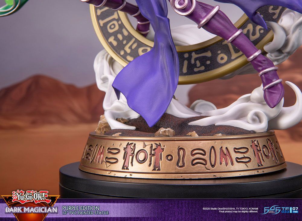 Comparaison de taille de la figurine Dark Magician Purple