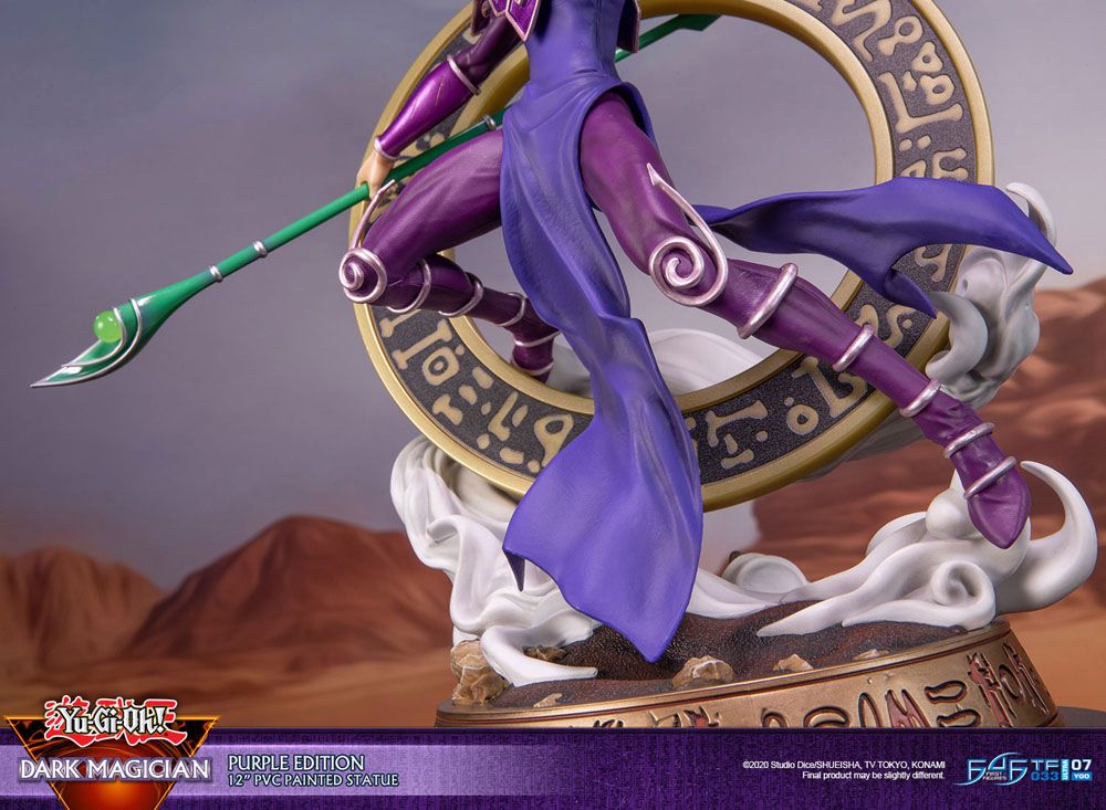 Statuette Dark Magician Purple First 4 Figures en situation