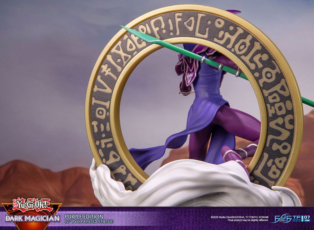 Détail des couleurs vives du Dark Magician Purple PVC