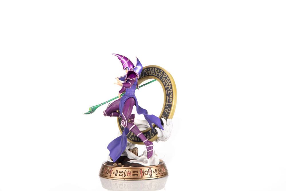 Vue artistique de la figurine Dark Magician Purple
