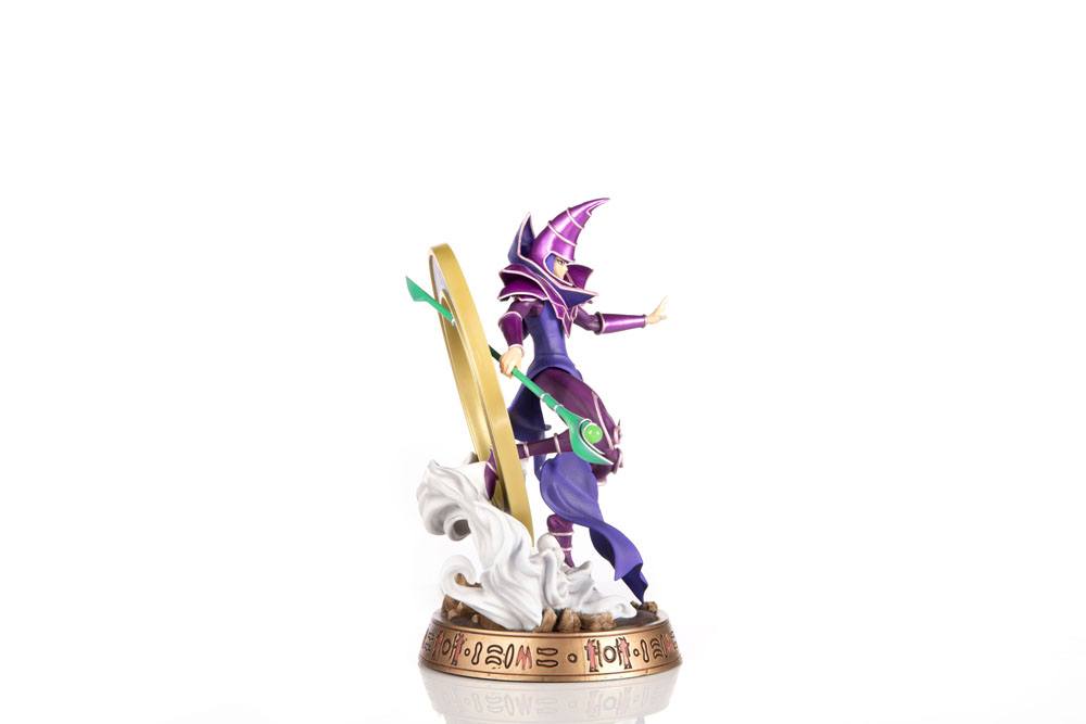 Statuette Dark Magician Purple First 4 Figures sous éclairage