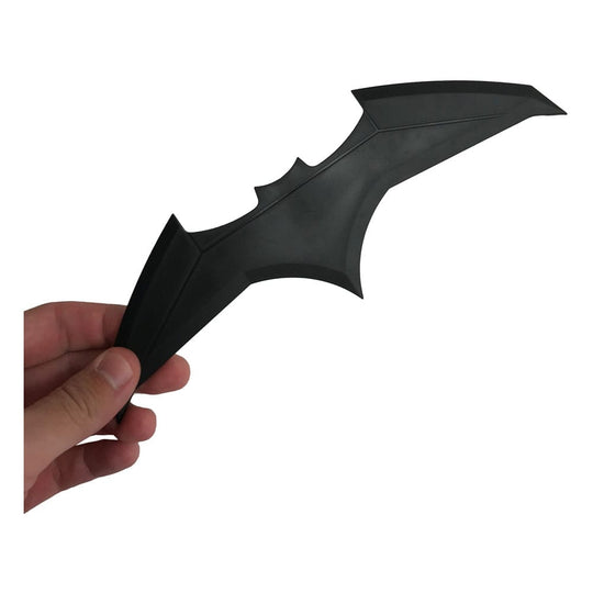 Batarang de Batman de 25 cm, posé sur un socle, montrant les détails
