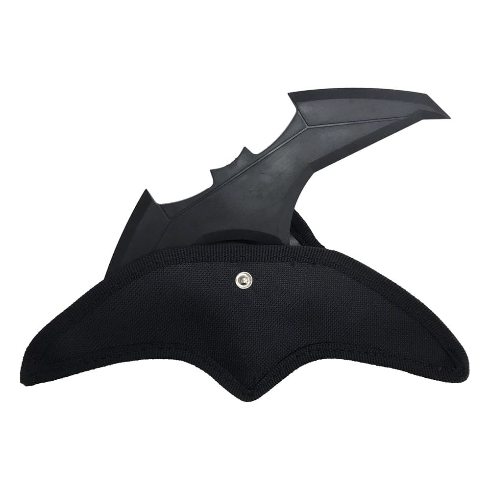 Gros plan sur la texture et les finitions du Batarang de Batman
