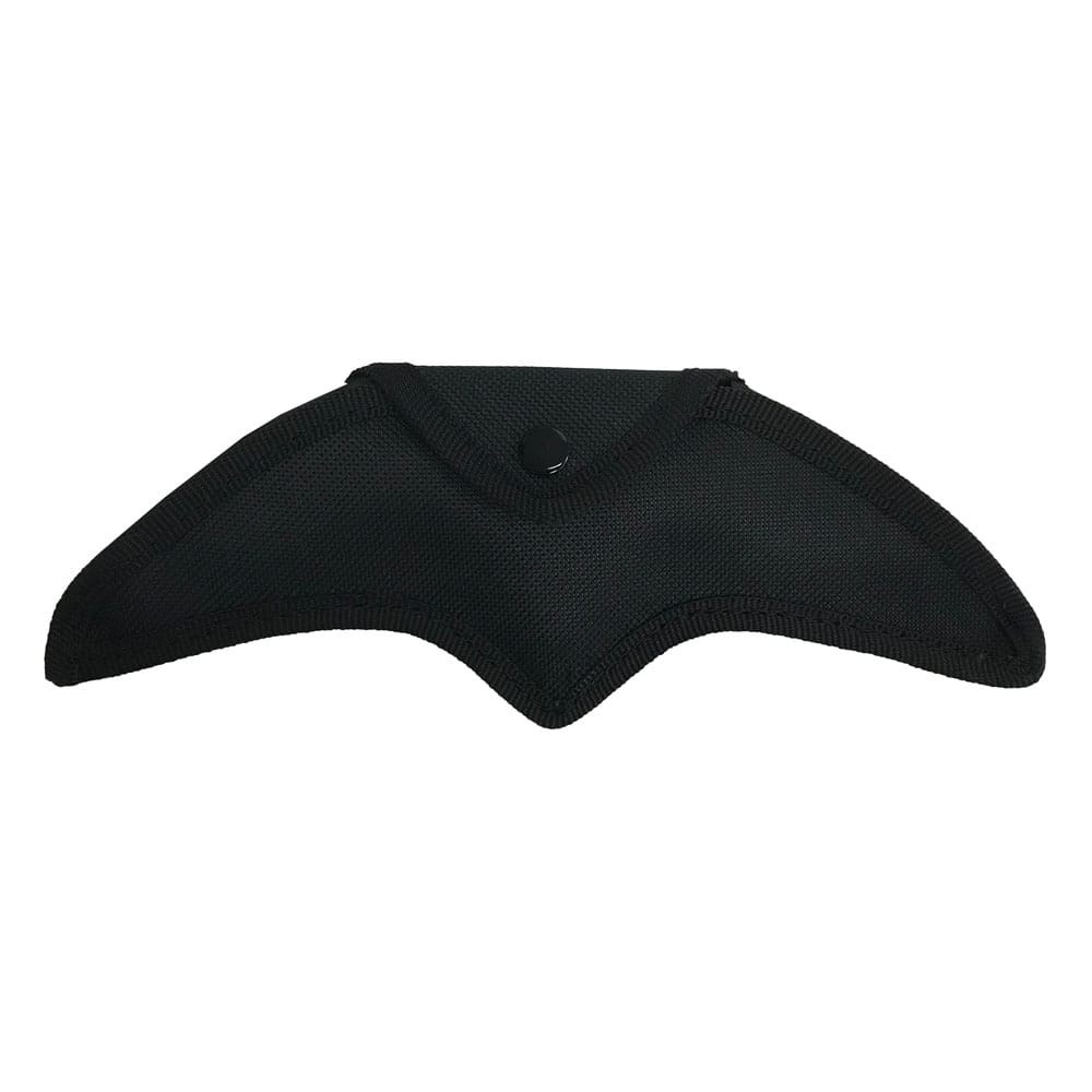 Batarang de Batman en situation de roleplay ou cosplay, tenu à la main