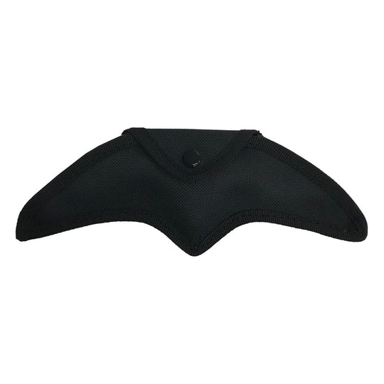 Batarang de Batman en situation de roleplay ou cosplay, tenu à la main