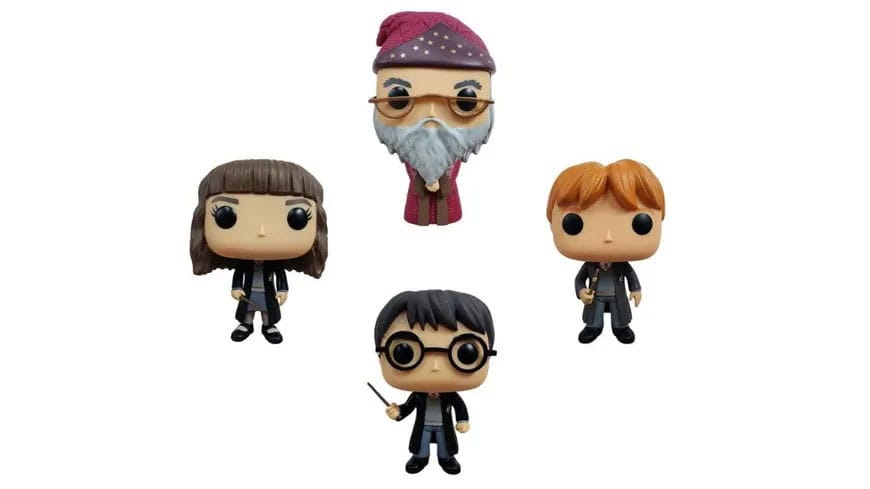 Pack de 4 figurines Funko POP! Harry Potter en vinyle de 9 cm, avec présentoir mural inspiré de l'album iconique, dans une boîte-fenêtre.