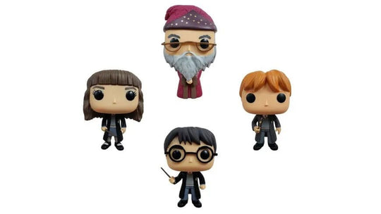 Pack de 4 figurines Funko POP! Harry Potter en vinyle de 9 cm, avec présentoir mural inspiré de l'album iconique, dans une boîte-fenêtre.