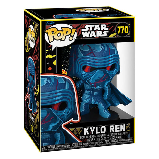 Gros plan sur la figurine Funko POP! Kylo Ren (Rétro) Star Wars, montrant les détails du casque et du sabre laser.