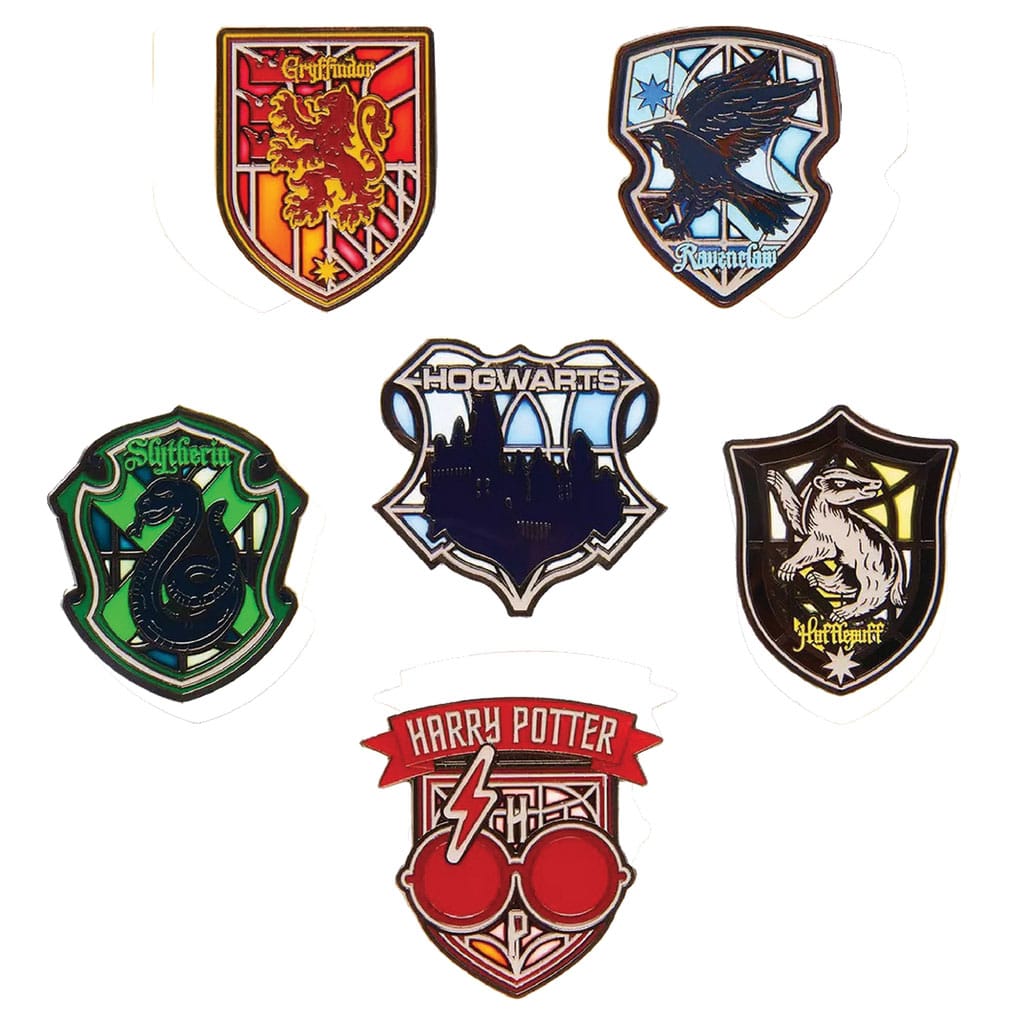 Présentoir de 12 pins émaillés Harry Potter Loungefly Stained Glass Funko en boîtes-mystères, montrant plusieurs designs possibles et l'emballage