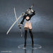 Figurine 2B NieR:Automata, vue rapprochée des mains et de l'arme tenue