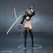Figurine 2B NieR:Automata, vue rapprochée des mains et de l'arme tenue