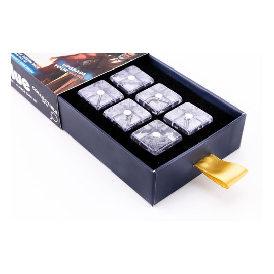 Gros plan sur un dé Cluedo FanRoll avec l'arme 'Revolver'