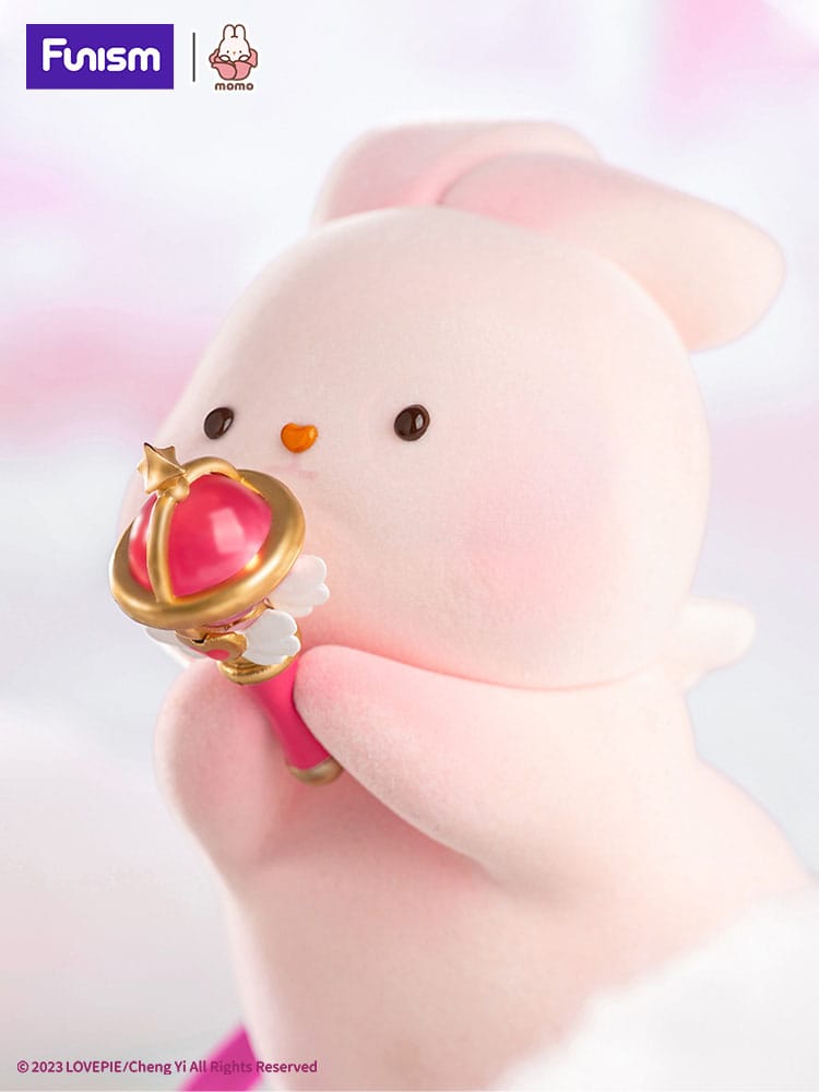 Gros plan sur les détails magiques de la statuette Momo Bunny