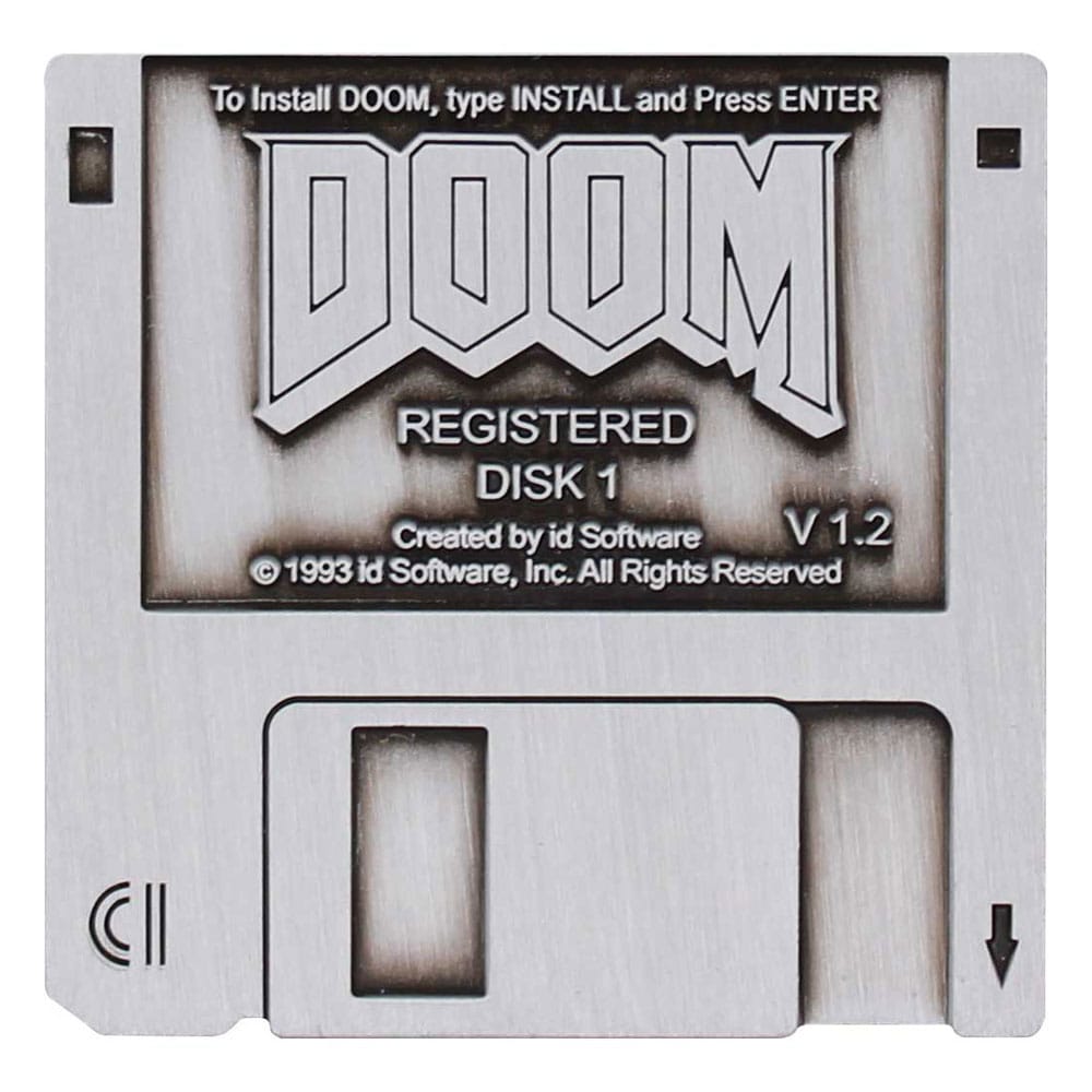 Pin's Doom Floppy Disk FaNaTtik, vue principale sur son support collector.