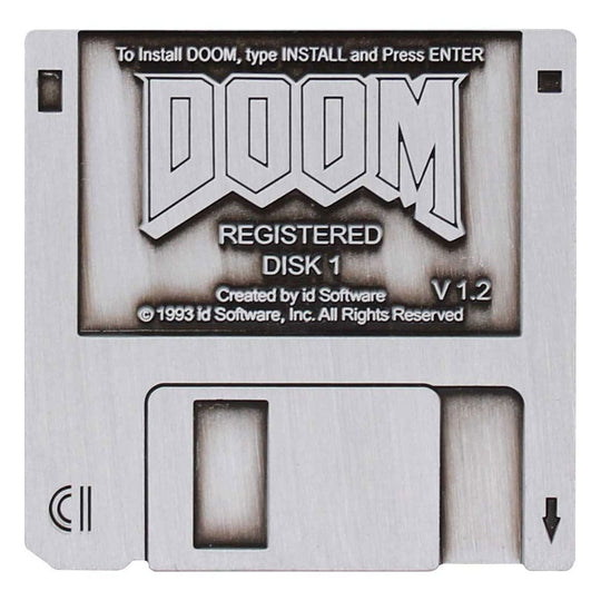 Pin's Doom Floppy Disk FaNaTtik, vue principale sur son support collector.