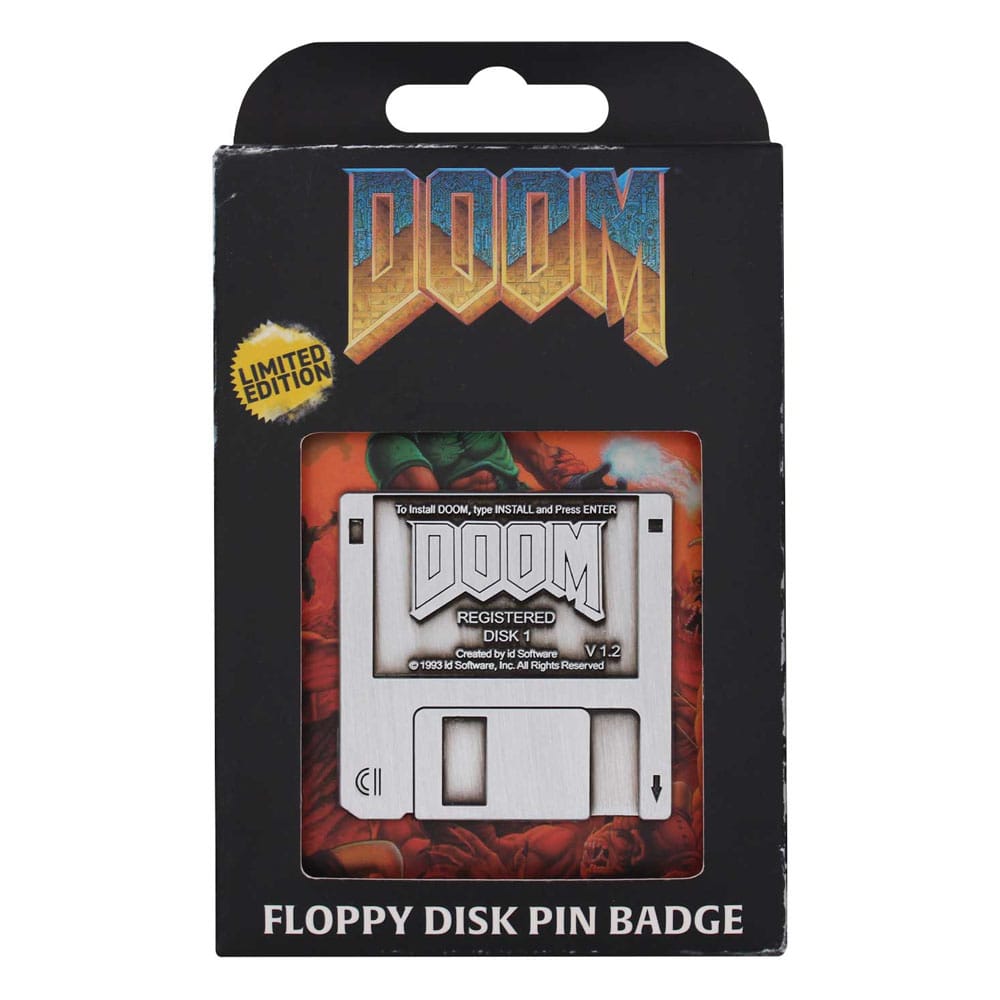 Pin's Doom Floppy Disk porté sur un vêtement ou un sac, pour une idée de taille.