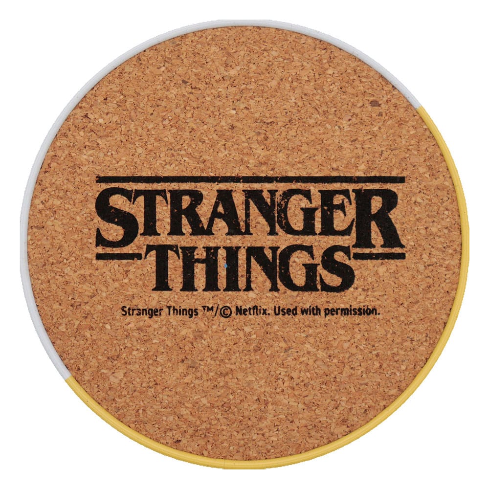 Gros plan sur un sous-verre Stranger Things avec le logo emblématique de la série