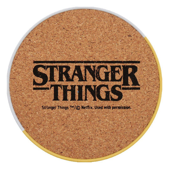 Gros plan sur un sous-verre Stranger Things avec le logo emblématique de la série