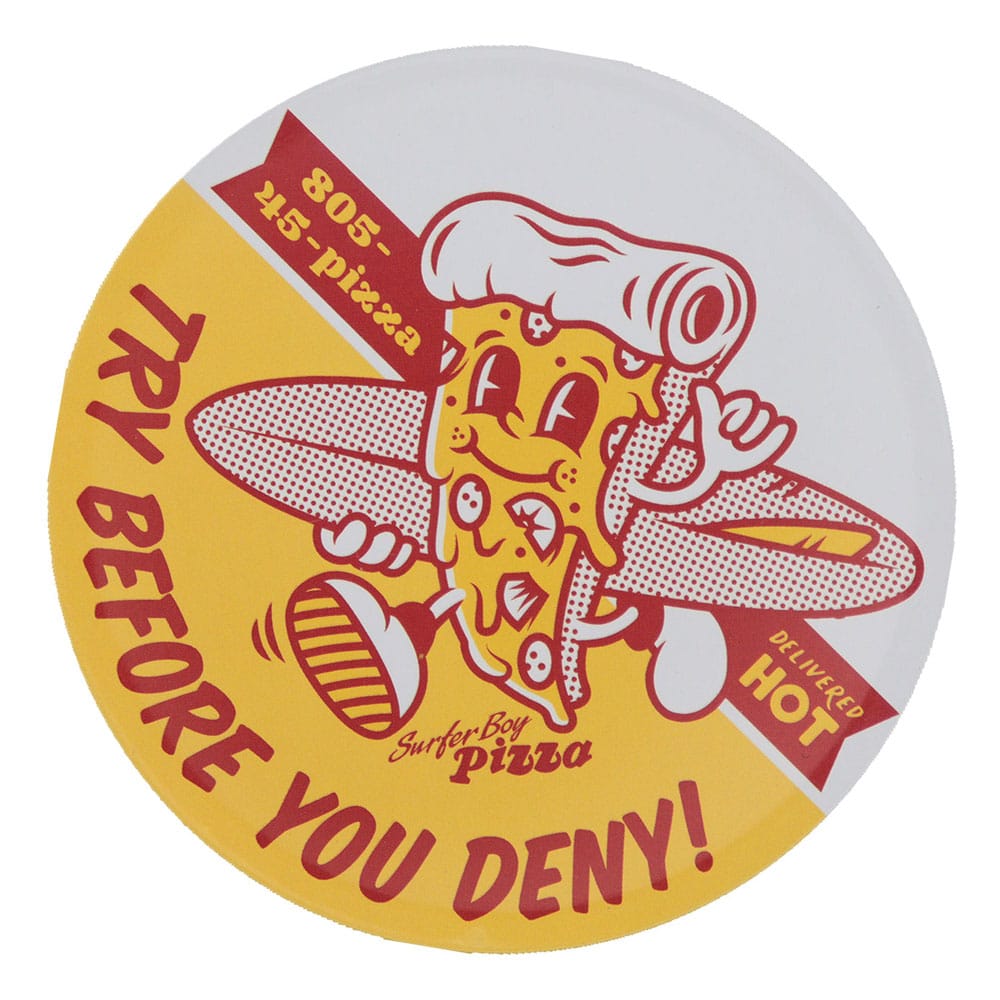 Sous-verre Stranger Things en utilisation avec une boisson, protégeant une table en bois