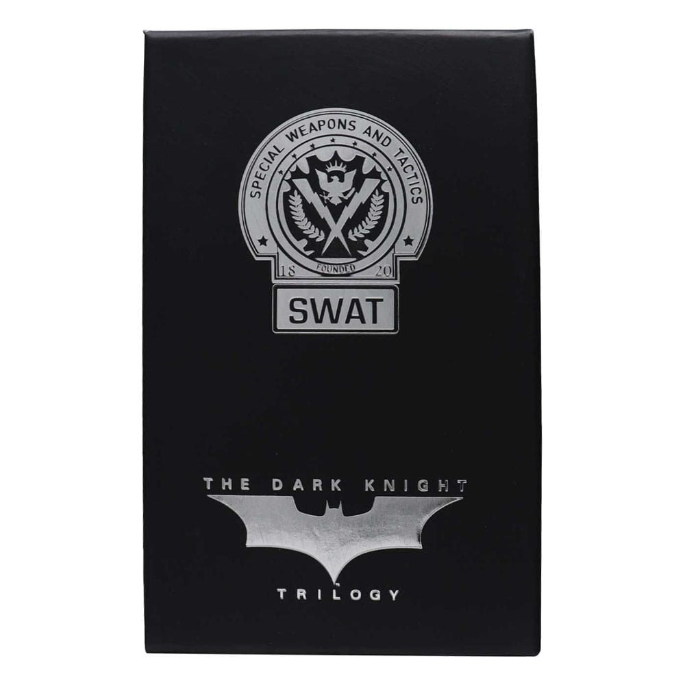 Le badge SWAT de Dark Knight présenté dans son écrin de collection