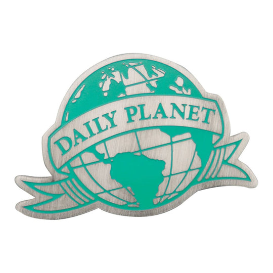 Pin Superman Daily Planet 2025 FaNaTtik en métal, vue de face