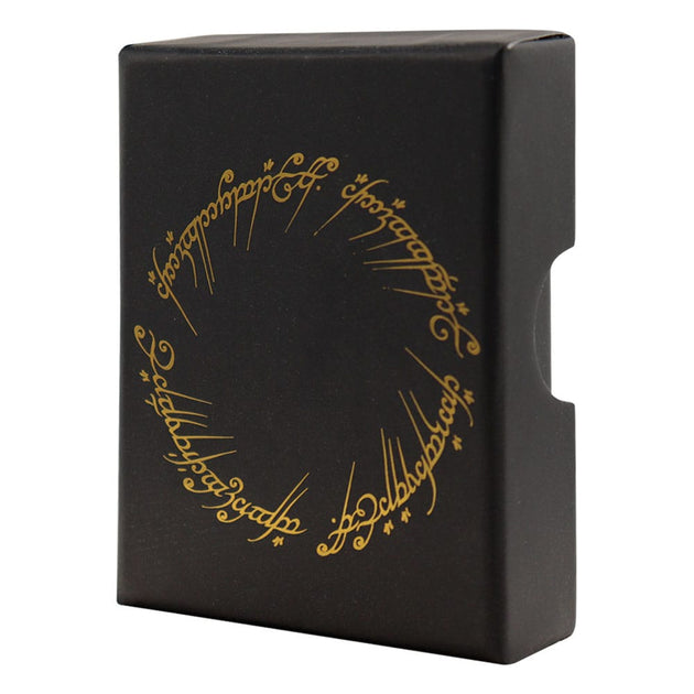 Gros plan sur le pendentif L'Anneau Unique avec ses gravures elfiques détaillées