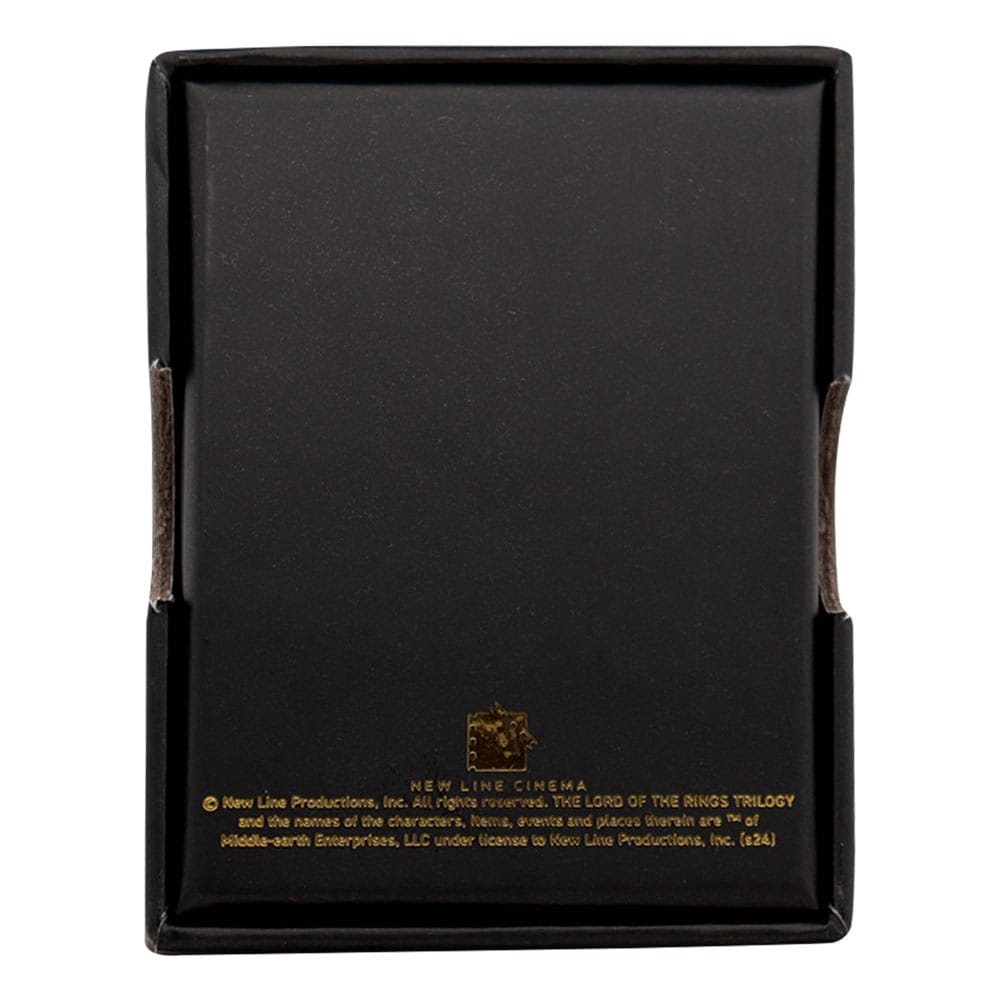 Le pendentif One Ring de 38mm posé à plat, montrant sa taille et son collier