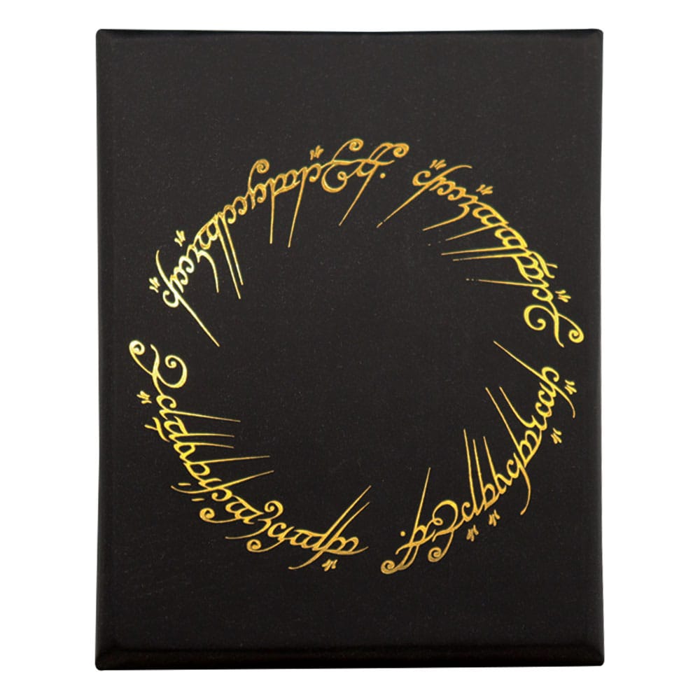 Le collier L'Anneau Unique porté, illustrant son rendu élégant