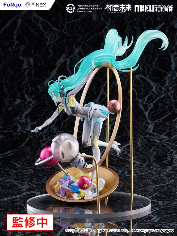 Figurine Hatsune Miku Miku with You 2024, vue de dos montrant les détails de la tenue