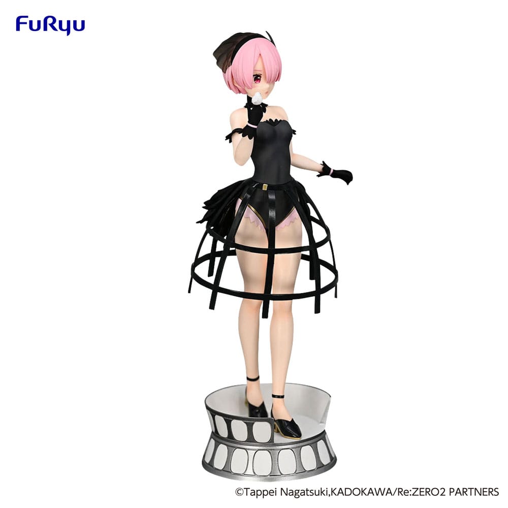Gros plan sur la robe Cage Dress de la statuette Ram