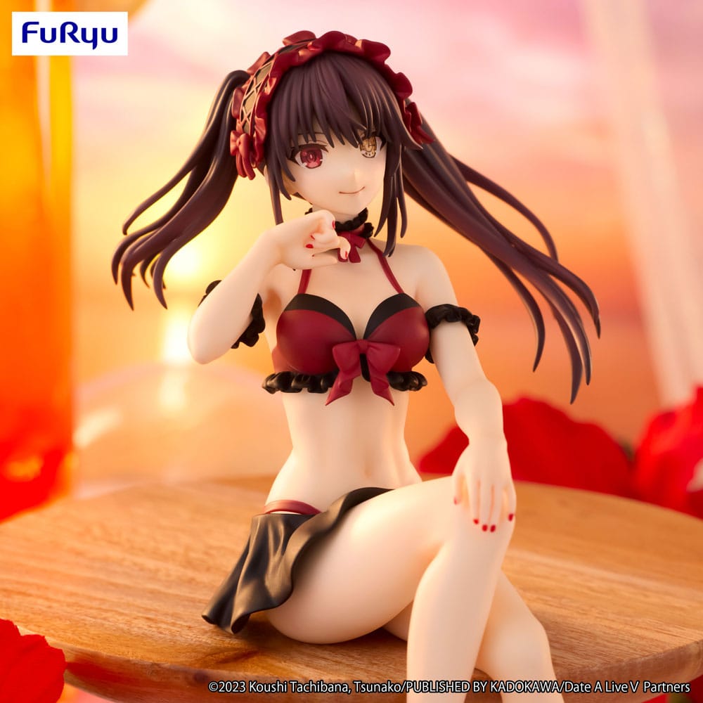 Figurine Kurumi Tokisaki en maillot de bain de profil, posée sur un bol de nouilles