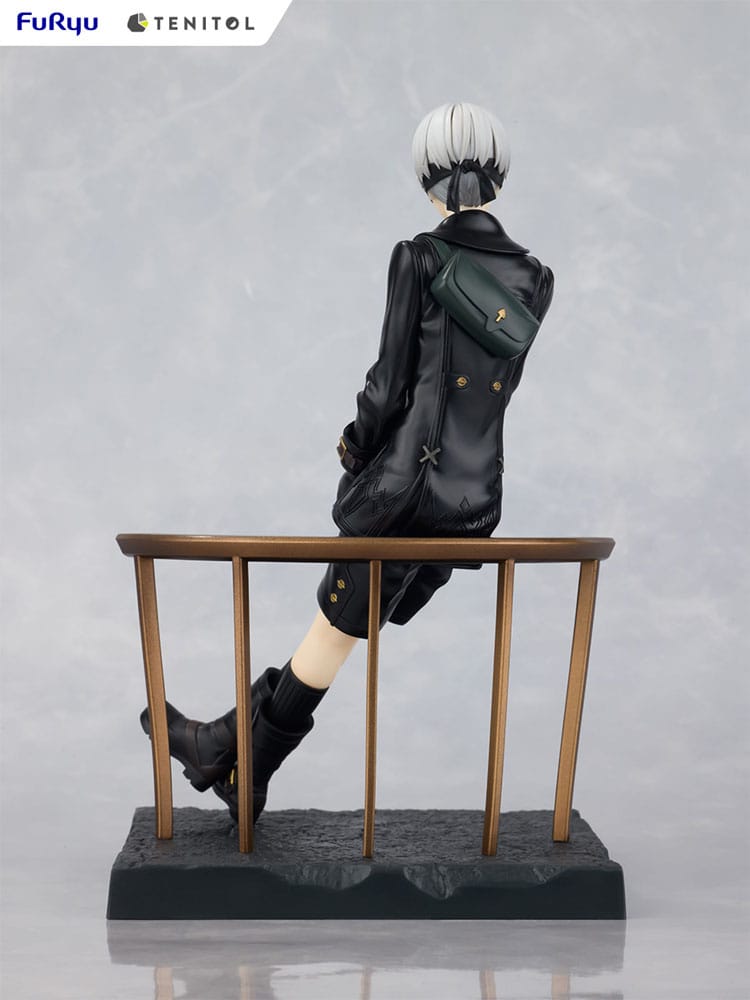 Statuette PVC 9S NieR:Automata de Furyu, vue arrière montrant les détails de l'uniforme