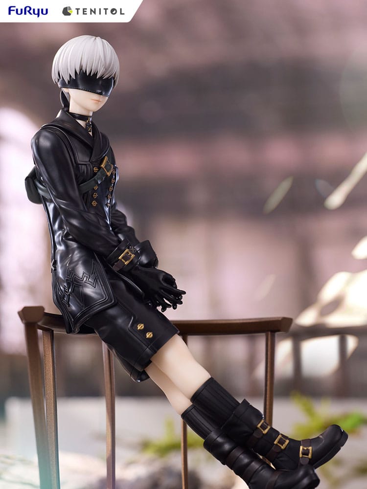Statuette 9S de NieR:Automata par Furyu, vue sous un angle légèrement supérieur