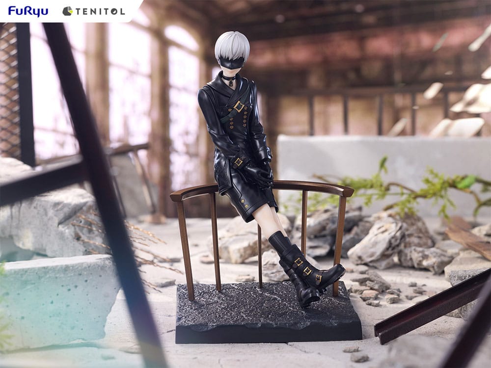 Vue rapprochée des textures de l'uniforme de 9S sur la statuette NieR:Automata