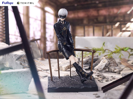 Vue rapprochée des textures de l'uniforme de 9S sur la statuette NieR:Automata