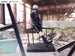 Vue rapprochée des textures de l'uniforme de 9S sur la statuette NieR:Automata