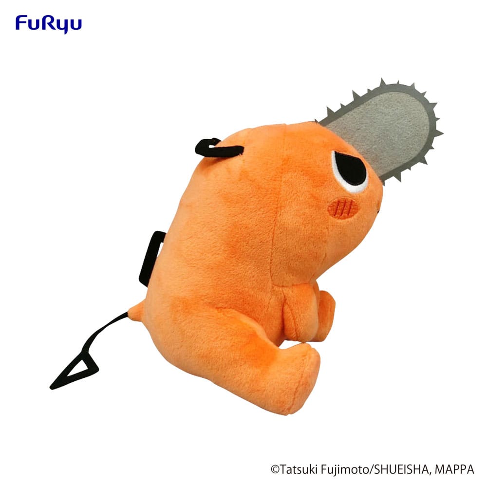 Peluche Pochita Chainsaw Man Furyu 20cm assise sur une surface