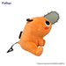 Peluche Pochita Chainsaw Man Furyu 20cm assise sur une surface