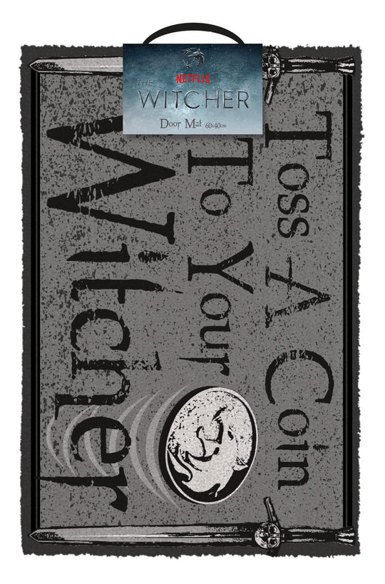 Paillasson The Witcher Toss a Coin 40x60 cm en fibre de coco et PVC, avec le logo et l'inscription, posé sur un sol clair.