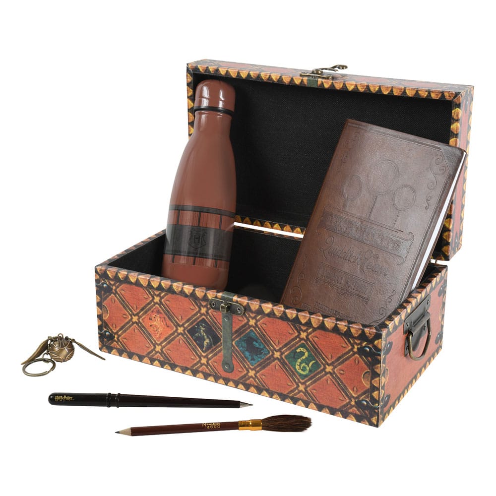 Coffret cadeau Harry Potter Quidditch Trunk fermé, vue frontale avec logo Quidditch.
