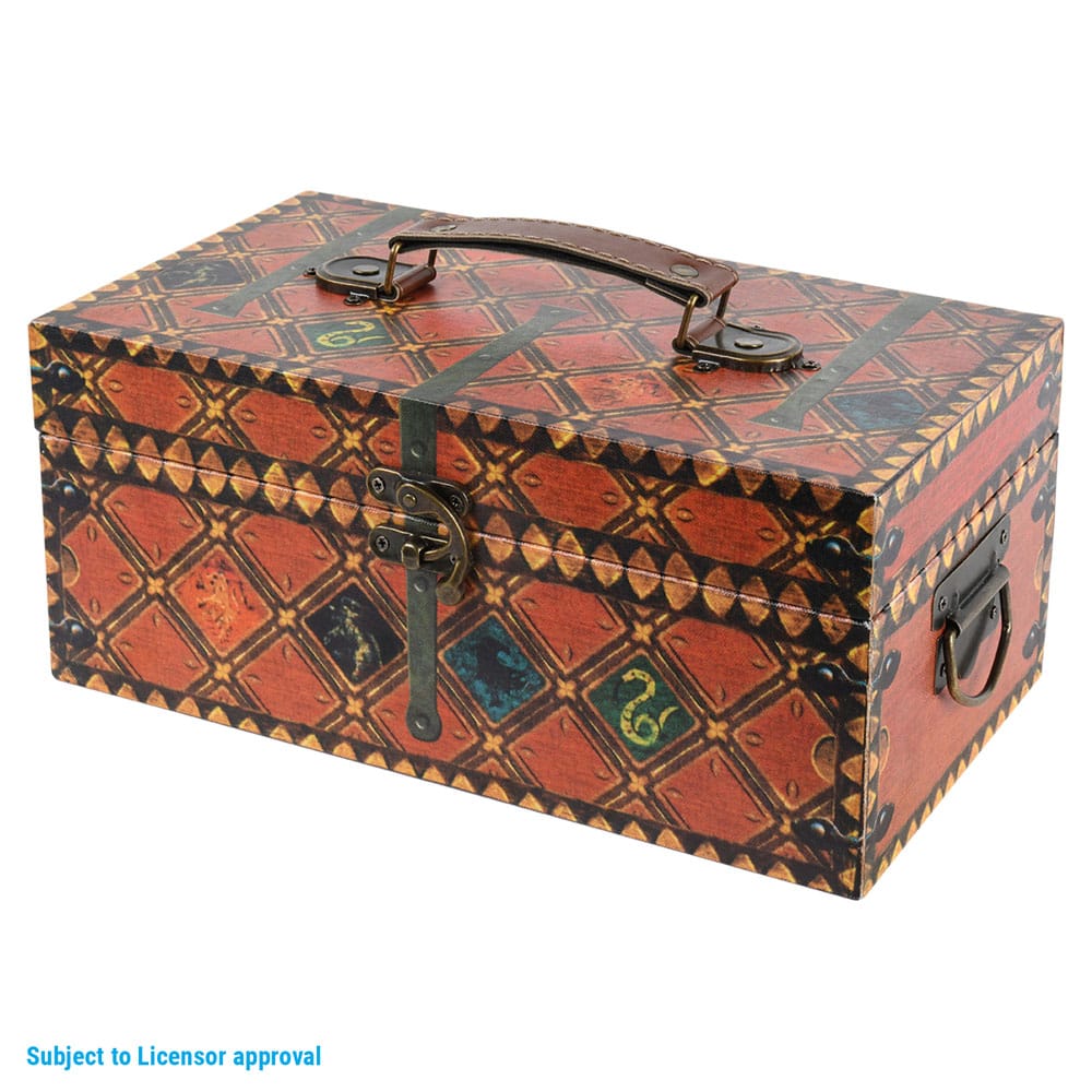Contenu du coffret Harry Potter Quidditch Trunk ouvert : bouteille, carnet, porte-clés, stylo, crayon.