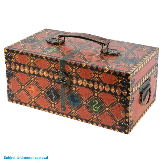 Contenu du coffret Harry Potter Quidditch Trunk ouvert : bouteille, carnet, porte-clés, stylo, crayon.