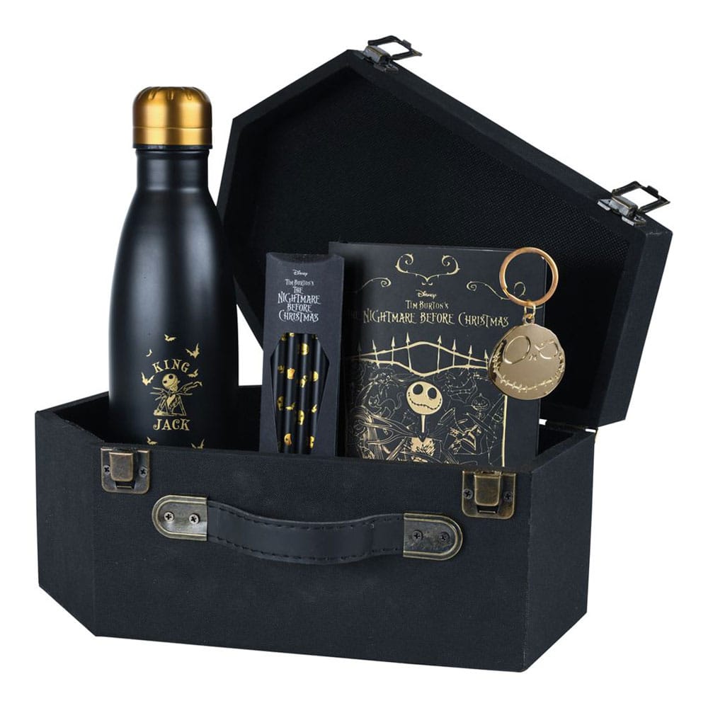 Coffret cadeau L'Étrange Noël de Mr. Jack Coffin ouvert avec bouteille, cahier, crayons et porte-clés visibles