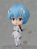 Gros plan sur le visage serein de Rei Ayanami Nendoroid en Plugsuit