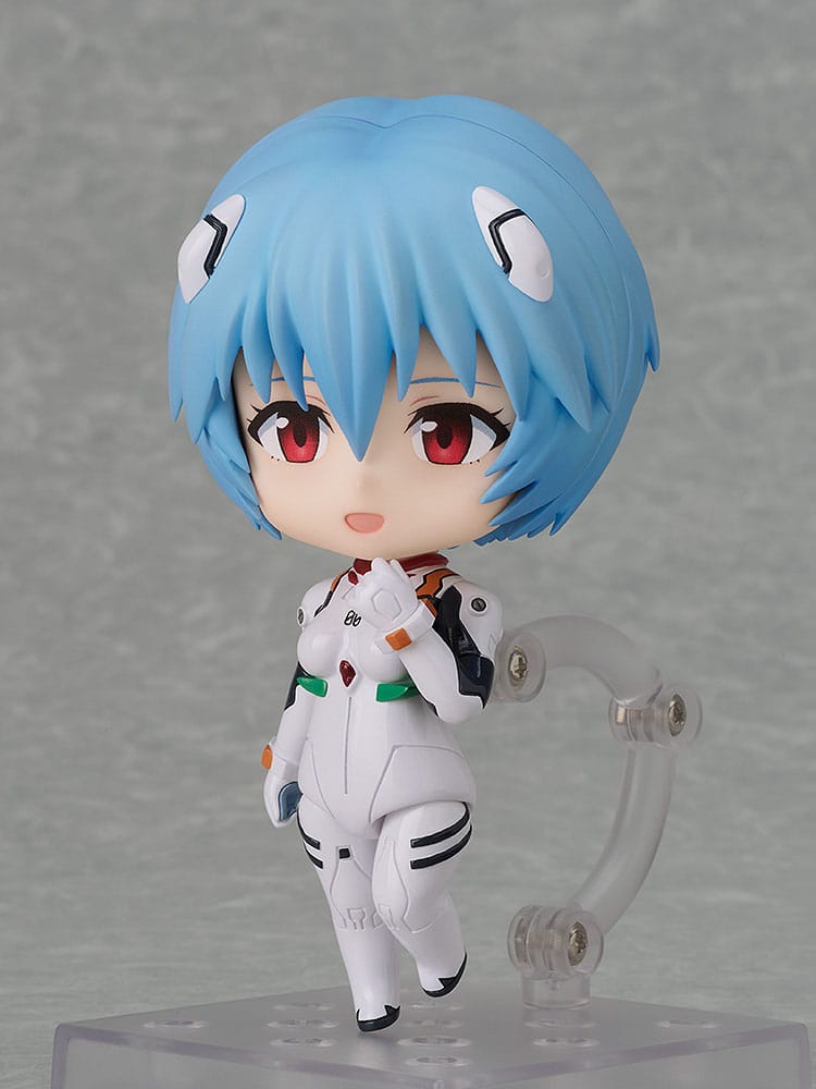 Gros plan sur le visage serein de Rei Ayanami Nendoroid en Plugsuit