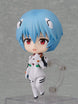 Gros plan sur le visage serein de Rei Ayanami Nendoroid en Plugsuit